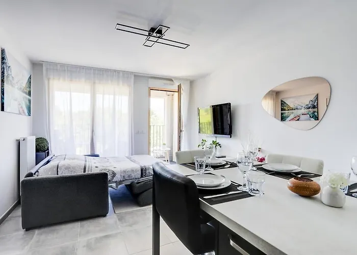 Manilac Au Bord Du Aix-les-Bains